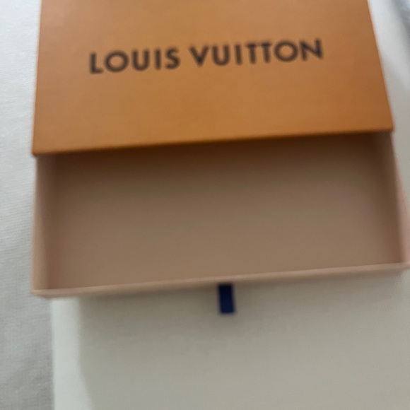 Louis Vuitton box, bag, & ribbon - Picture 2 of 4